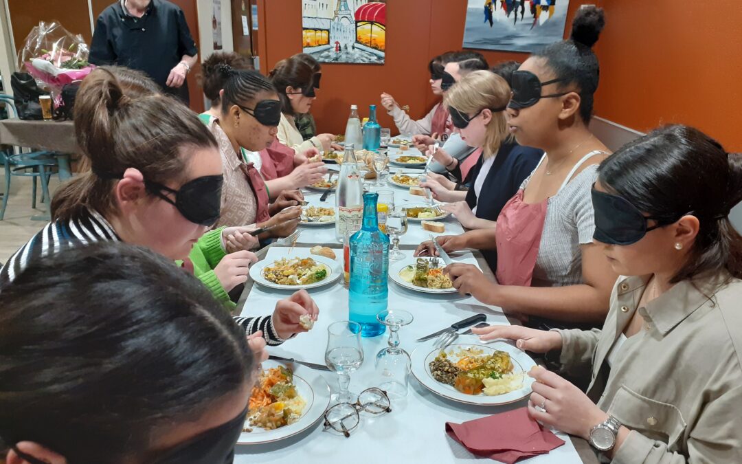 Repas dans le noir